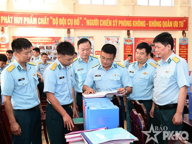 quan-chung-phong-khong-khong-quan-kiem-tra-ket-qua-xay-dung-don-vi-vung-manh-toan-dien-“mau-muc-tieu-bieu”-nam-2026-tai-trung-doan-923