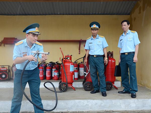 quan-chung-phong-khong-khong-quan-kiem-tra-nha-may-a32-va-kho-k336