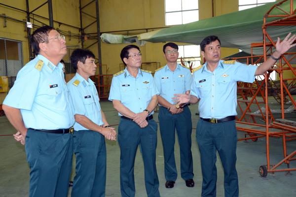 quan-chung-phong-khong-khong-quan-kiem-tra-nha-may-a32