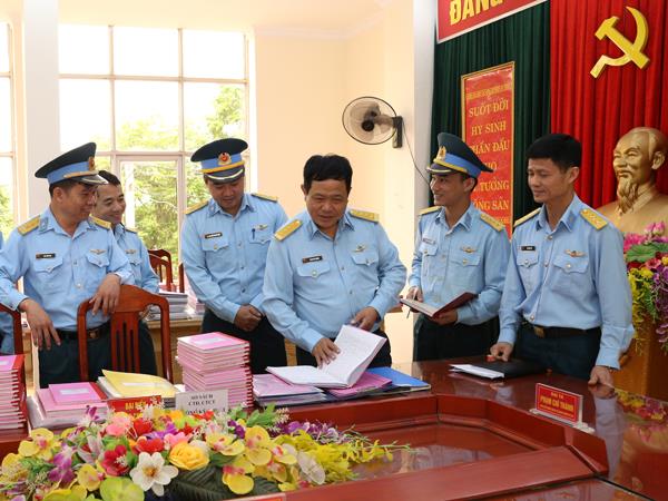 quan-chung-phong-khong-khong-quan-kiem-tra-su-doan-365