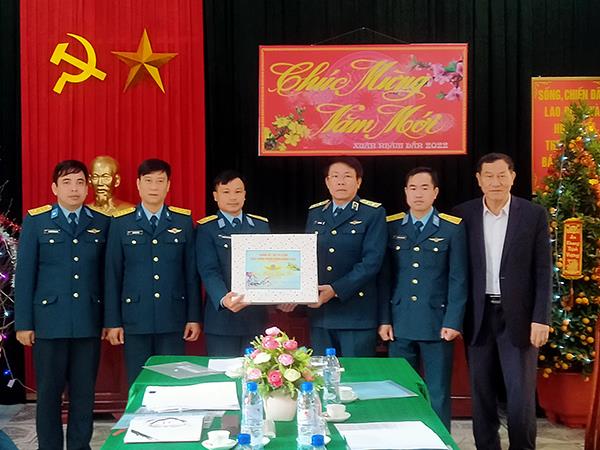 quan-chung-phong-khong-khong-quan-kiem-tra-tram-ra-da-25