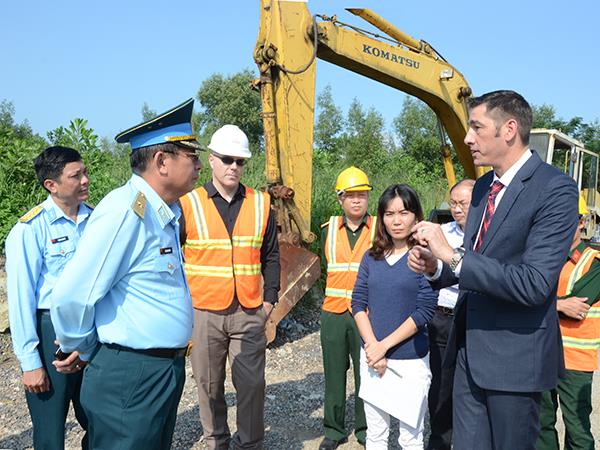 quan-chung-phong-khong-khong-quan-lam-viec-voi-co-quan-phat-trien-quoc-te-hoa-ky