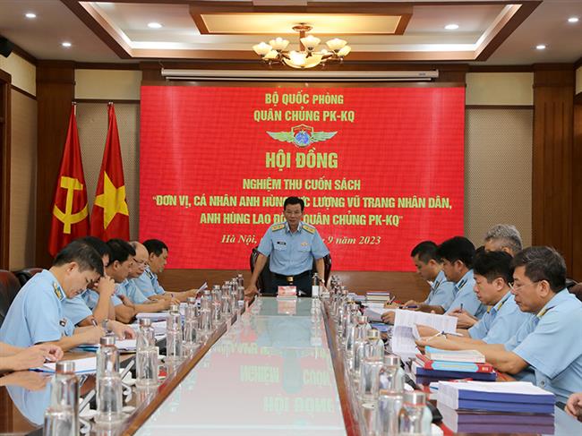 quan-chung-phong-khong-khong-quan-nghiem-thu-cuon-sach-“don-vi-ca-nhan-anh-hung-luc-luong-vu-trang-nhan-dan-anh-hung-lao-dong-quan-chung-pk-kq”