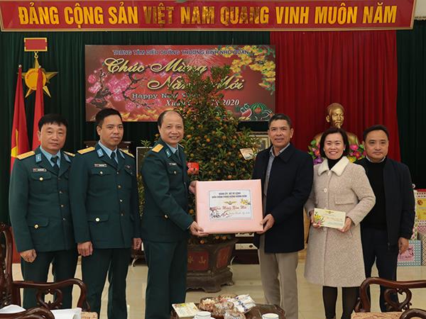 quan-chung-phong-khong-khong-quan-tang-qua-cac-trung-tam-dieu-duong-thuong-binh-nhan-dip-xuan-canh-ty-2020