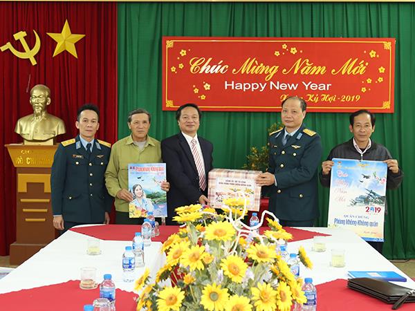 quan-chung-phong-khong-khong-quan-tang-qua-cac-trung-tam-dieu-duong-thuong-binh-nhan-dip-xuan-ky-hoi-2019