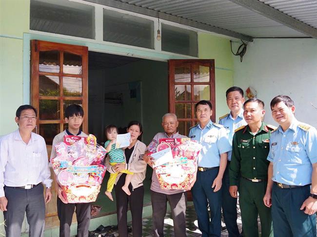 quan-chung-phong-khong-khong-quan-tham-va-tang-qua-ca-nhan-gia-dinh-co-thanh-tich-trong-cuu-giup-phi-cong-vu-roi-may-bay-cua-trung-doan-940