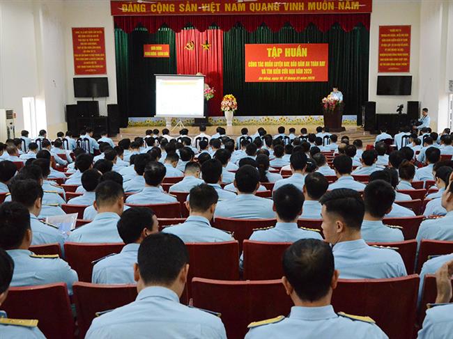 quan-chung-phong-khong-khong-quan-tap-huan-cong-tac-huan-luyen-bay-bao-dam-an-toan-bay-va-tim-kiem-cuu-nan-nam-2025