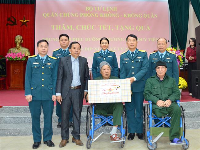 quan-chung-phong-khong-khong-quan-tham-chuc-tet-cac-trung-tam-dieu-duong-thuong-binh