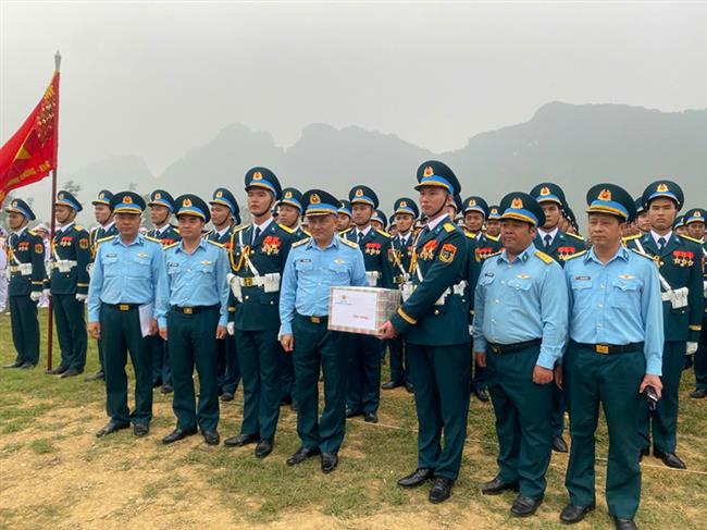 quan-chung-phong-khong-khong-quan-tham-dong-vien-tang-qua-luc-luong-tham-gia-dieu-binh-dieu-hanh-trong-le-ky-niem-50-nam-ngay-giai-phong-mien-nam-thong-nhat-dat-nuoc