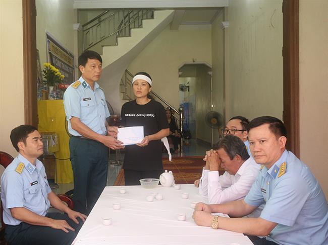 quan-chung-phong-khong-khong-quan-tham-hoi-quan-nhan-than-nhan-gia-dinh-quan-nhan-gap-nan-va-thiet-hai-trong-vu-chay-chung-cu-mini-o-khuong-ha