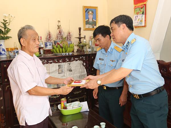quan-chung-phong-khong-khong-quan-tham-hoi-tang-qua-cac-gia-dinh-chinh-sach