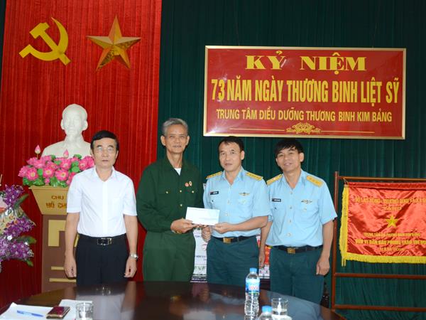 quan-chung-phong-khong-khong-quan-tham-tang-qua-cac-trung-tam-dieu-duong-thuong-binh