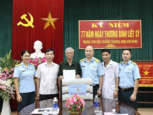 quan-chung-phong-khong-khong-quan-tham-tang-qua-cac-trung-tam-dieu-duong-thuong-binh
