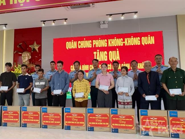 quan-chung-phong-khong-khong-quan-tham-tang-qua-gia-dinh-chinh-sach-hoc-sinh-ngheo-vuot-kho-tai-xa-tay-giang-thanh-pho-da-nang