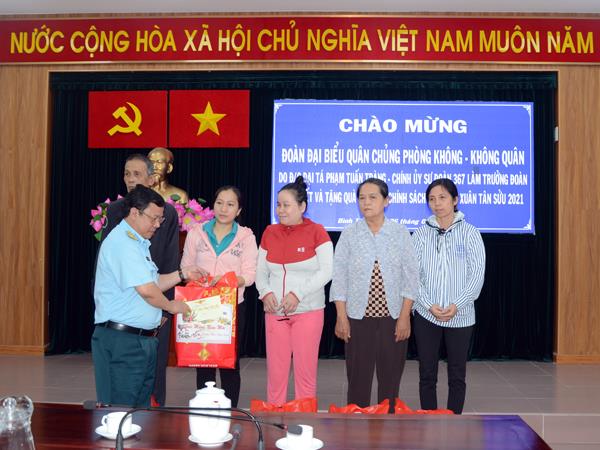 quan-chung-phong-khong-khong-quan-tham-tang-qua-gia-dinh-chinh-sach-tren-dia-ban-tp-ho-chi-minh