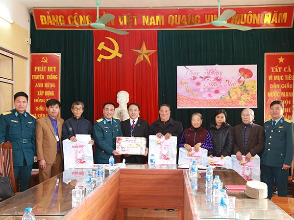 quan-chung-phong-khong-khong-quan-tham-tang-qua-va-chuc-tet-dang-bo-chinh-quyen-nhan-dan-tren-dia-ban-ha-noi-va-hoa-binh