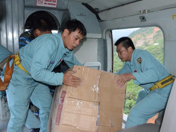 quan-chung-phong-khong-khong-quan-tiep-tuc-tiep-te-cho-nhan-dan-cac-huyen-mien-nui-tinh-quang-nam