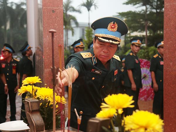 quan-chung-phong-khong-khong-quan-to-chuc-dang-huong-tuong-niem-chu-tich-ho-chi-minh-va-cac-anh-hung-liet-si