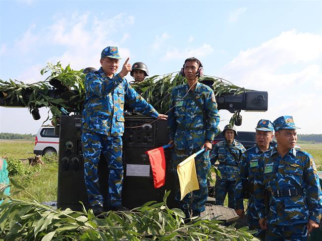 quan-chung-phong-khong-khong-quan-to-chuc-dien-tap-chi-huy-tham-muu-1-ben-2-cap-tren-ban-do-co-mot-phan-thuc-binh-cho-cac-don-vi-khu-vuc-mien-nam
