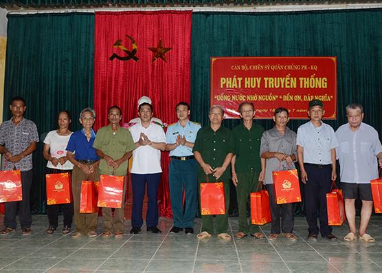 quan-chung-phong-khong-khong-quan-to-chuc-hanh-quan-ve-nguon-lam-cong-tac-dan-van