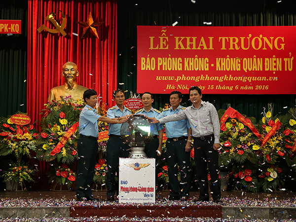 quan-chung-phong-khong-khong-quan-to-chuc-le-khai-truong-bao-phong-khong-khong-quan-dien-tu