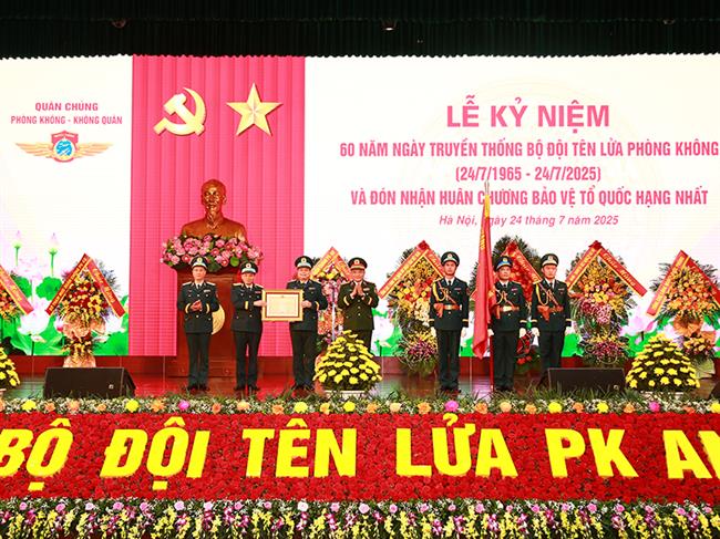 quan-chung-phong-khong-khong-quan-to-chuc-le-ky-niem-60-nam-ngay-truyen-thong-bo-doi-ten-lua-phong-khong-24-7-1965-24-7-2025-va-don-nhan-huan-chuong-bao-ve-to-quoc-hang-nhat