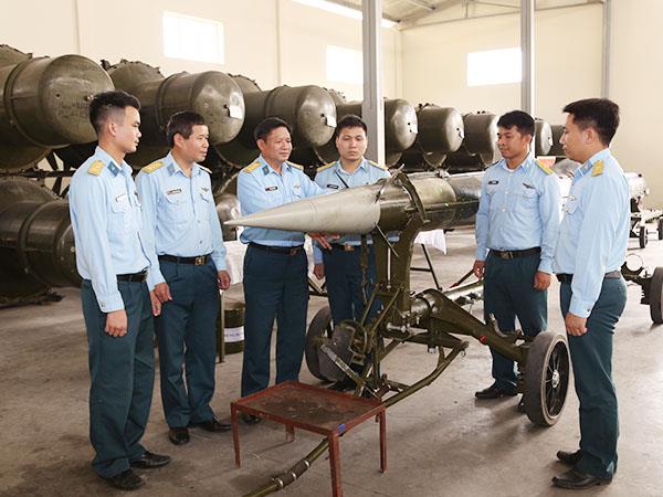 tham-quan-hoc-tap-rut-kinh-nghiem-cong-tac-tong-bao-duong-dinh-ky-dan-ten-lua-phong-khong-5v27d