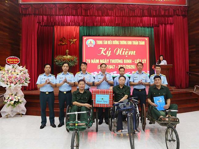 quan-chung-phong-khong-khong-quan-to-chuc-tham-tang-qua-cac-trung-tam-dieu-duong-thuong-binh