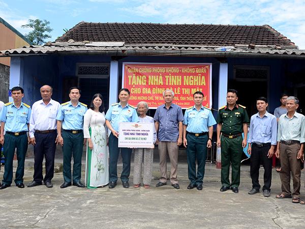 quan-chung-phong-khong-khong-quan-trao-“nha-van-hoa-ket-hop-tranh-bao-lut”-“nha-tinh-nghia”-va-“nha-dai-doan-ket”-tang-chinh-quyen-va-nhan-dan-cac-dia-phuong-tinh-thua-thien-hue