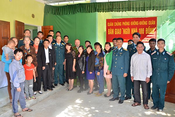 quan-chung-pk-kq-ban-giao-ngoi-nha-100-dong-cho-can-bo-doan-co-hoan-canh-kho-khan