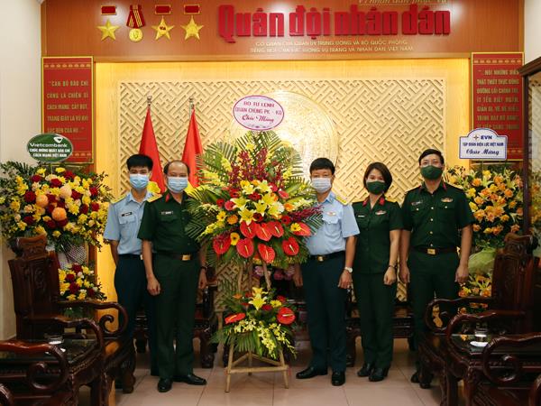 quan-chung-phong-khong-khong-quan-chuc-mung-cac-co-quan-thong-tan-bao-chi-nhan-ky-niem-96-nam-ngay-bao-chi-cach-mang-viet-nam