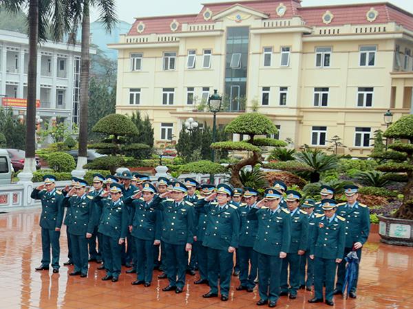dang-huong-tuong-niem-bac-ho-va-cac-anh-hung-liet-si-nhan-dip-ky-niem-65-nam-ngay-truyen-thong-khong-quan-nhan-dan-viet-nam