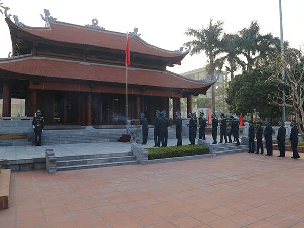 dang-huong-tuong-niem-chu-tich-ho-chi-minh-va-cac-anh-hung-liet-si-phong-khong-khong-quan-nhan-ky-niem-77-nam-ngay-thanh-lap-quan-doi-nhan-dan-viet-nam