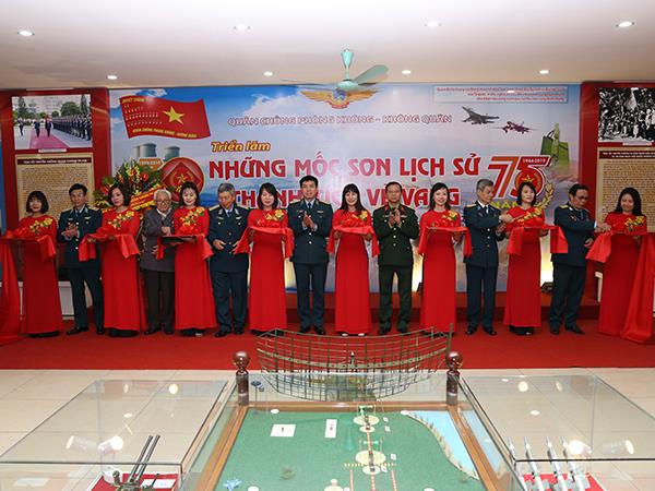 quan-chung-pk-kq-khai-mac-trien-lam-“nhung-moc-son-lich-su-thanh-tich-ve-vang”