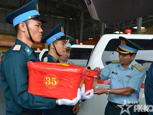 quan-chung-pk-kq-phoi-hop-voi-quan-khu-9-to-chuc-van-chuyen-ban-giao-15-072-mau-sinh-pham-hai-cot-liet-si-chua-ro-danh-tinh