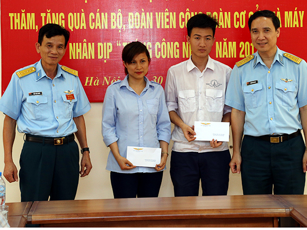 quan-chung-pk-kq-tham-tang-qua-cac-cong-nhan-co-hoan-canh-kho-khan-o-nha-may-a45