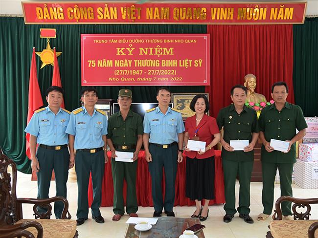quan-chung-phong-khong-khong-quan-tham-tang-qua-cac-trung-tam-dieu-duong-thuong-binh