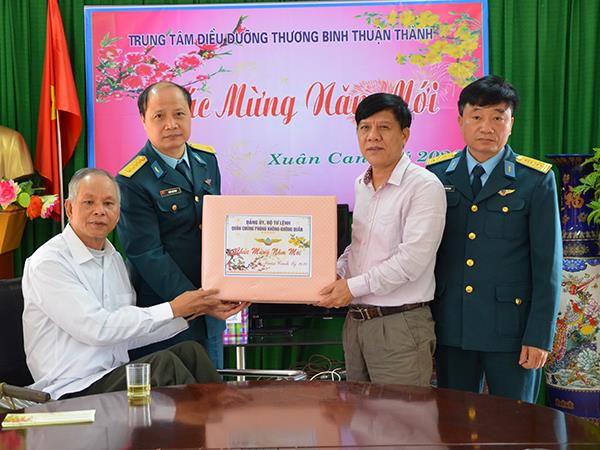 quan-chung-pk-kq-tham-va-tang-qua-trung-tam-dieu-duong-thuong-binh-thuan-thanh