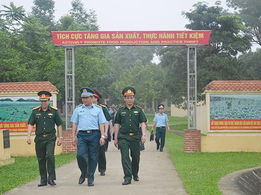 doan-cong-tac-quan-chung-pk-kq-tham-quan-xay-dung-don-vi-diem-vung-manh-toan-dien-mau-muc-tieu-bieu