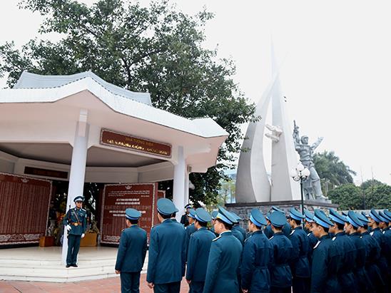 quan-chung-to-chuc-le-dang-huong-tuong-niem-cac-anh-hung-liet-si-tai-nha-tuong-niem-liet-si-pk-kq