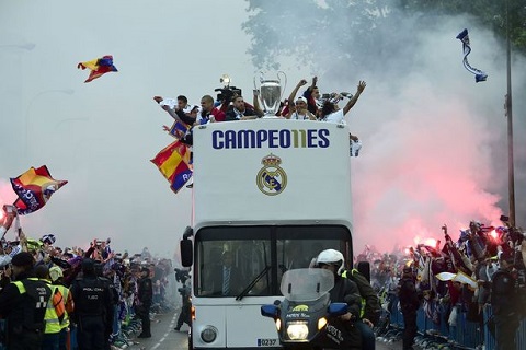 real-nhuom-trang-quang-truong-cibeles-voi-chuc-vo-dich-champions-league-o-madrid