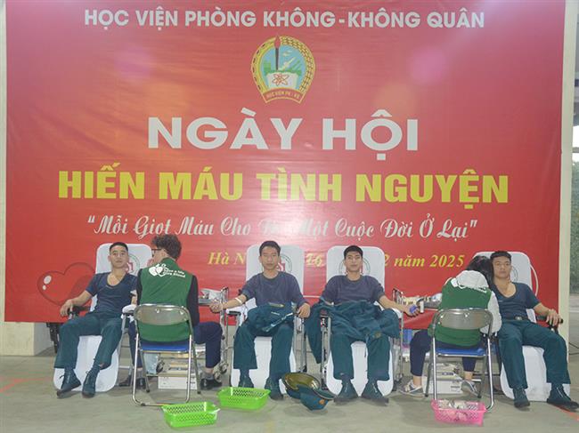 soi-noi-ngay-hoi-hien-mau-tinh-nguyen-tai-hoc-vien-phong-khong-khong-quan