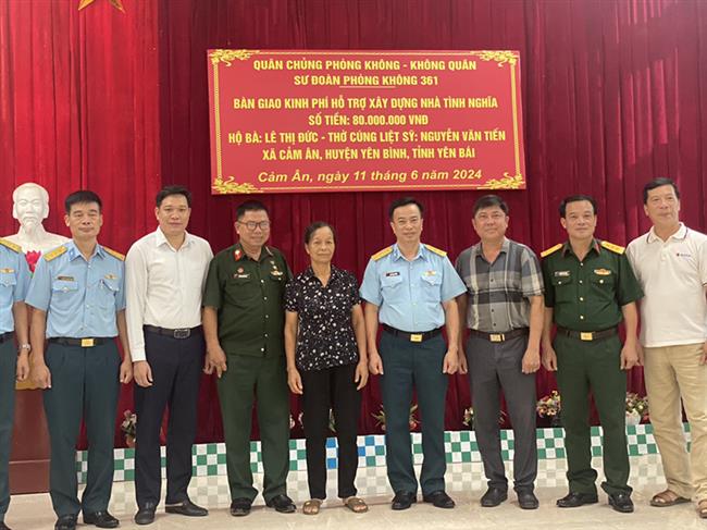 su-doan-361-ban-giao-kinh-phi-ho-tro-xay-dung-“nha-tinh-nghia”-tang-gia-dinh-ba-le-thi-duc