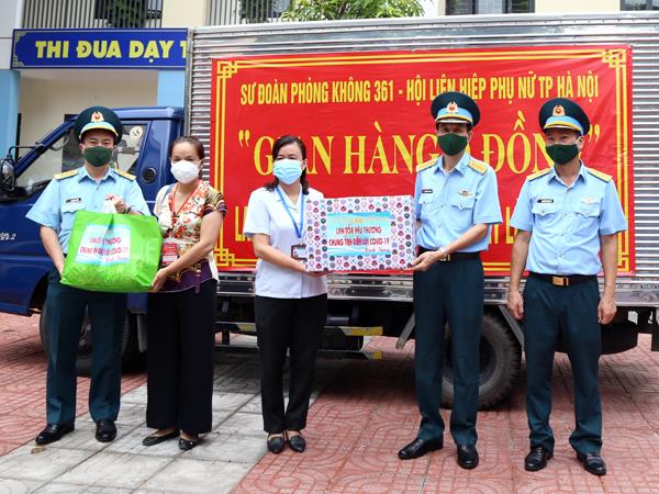 su-doan-361-tang-qua-cac-chot-phong-dich-va-ho-tro-cac-gia-dinh-tren-dia-ban-thu-do-ha-noi-gap-kho-khan-do-anh-huong-cua-dich-covid-19
