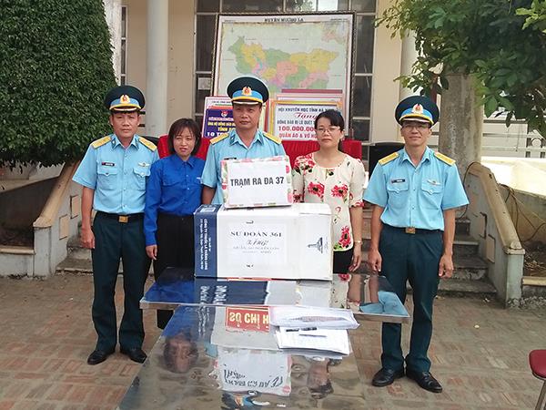 su-doan-361-tham-va-tang-qua-nhan-dan-vung-bi-lu-quet-tai-son-la