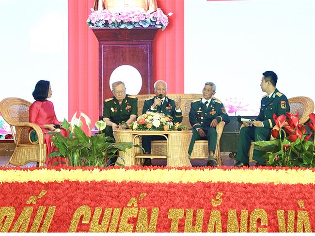 su-doan-361-to-chuc-chuong-trinh-giao-luu-“vang-mai-ban-hung-ca-su-doan-phong-khong-ha-noi-anh-hung”