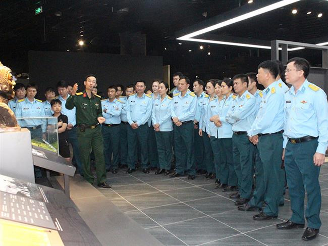 su-doan-361-to-chuc-tham-quan-bao-tang-lich-su-quan-su-viet-nam