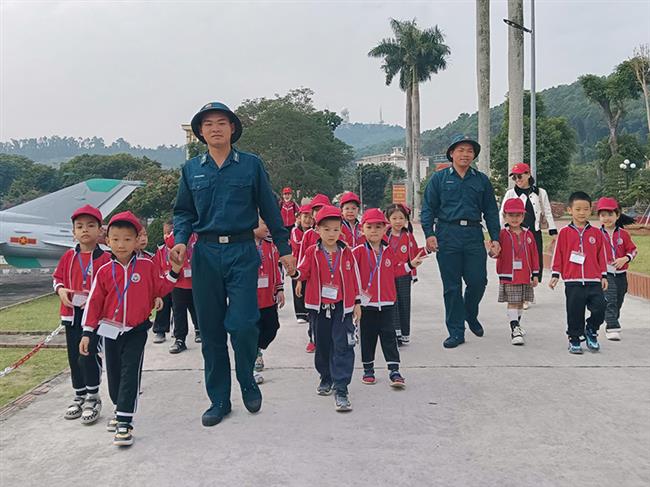 su-doan-363-phoi-hop-to-chuc-chuong-trinh-“mot-ngay-lam-chien-si”