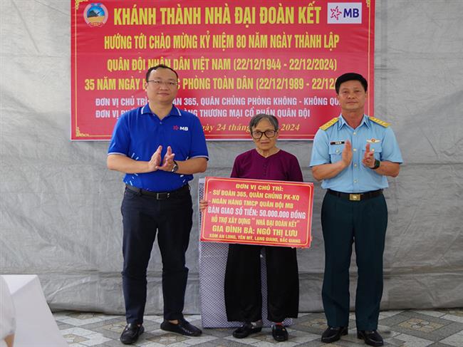 su-doan-365-khanh-thanh-va-ban-giao-“nha-dai-doan-ket”-tang-gia-dinh-chinh-sach-tren-dia-ban-tinh-bac-giang