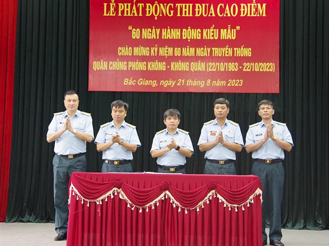su-doan-365-phat-dong-thi-dua-cao-diem-chao-mung-ky-niem-60-nam-ngay-truyen-thong-quan-chung-phong-khong-khong-quan